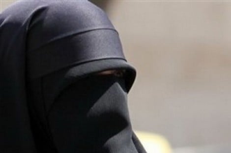 عميلة منتقبة